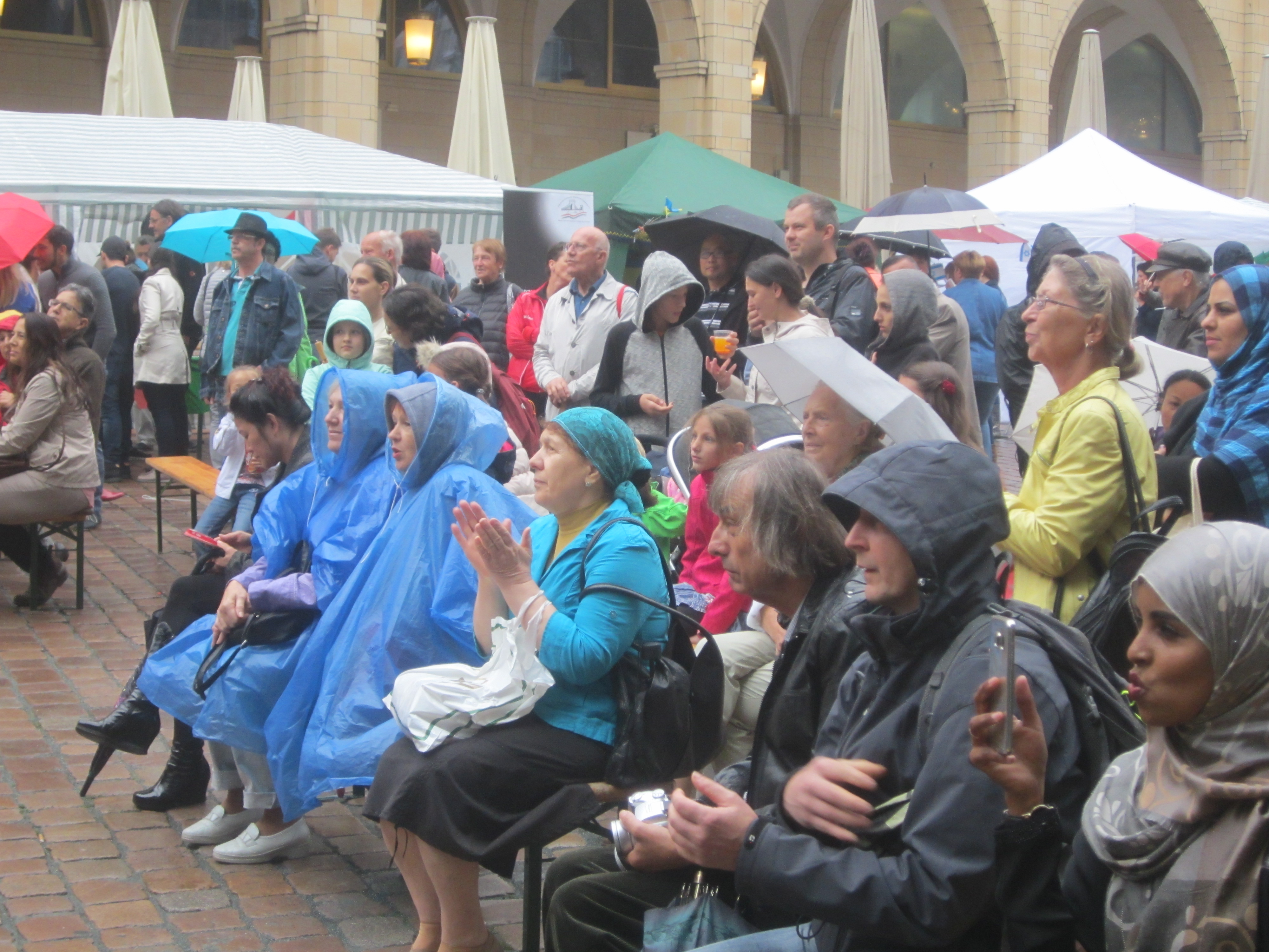 Eröffnung bei Regen